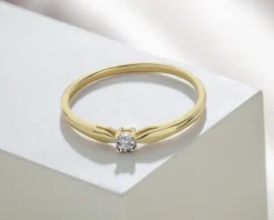 Pierścionek z żółtego i białego złota z brylantem - 0,01 ct - próba 375