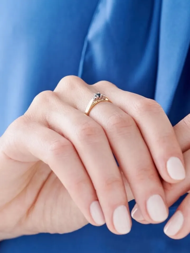 Pierścionek z żółtego i białego złota z brylantami i szafirem - próba 585