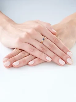 Pierścionek z żółtego i białego złota z brylantami i szafirem - próba 585