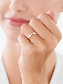 Pierścionek z żółtego z żółtego złota z brylantami - 0,02 ct - próba 375