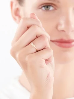 Pierścionek z żółtego złota z diamentami - nieskończoność - 0,03 ct - próba 375