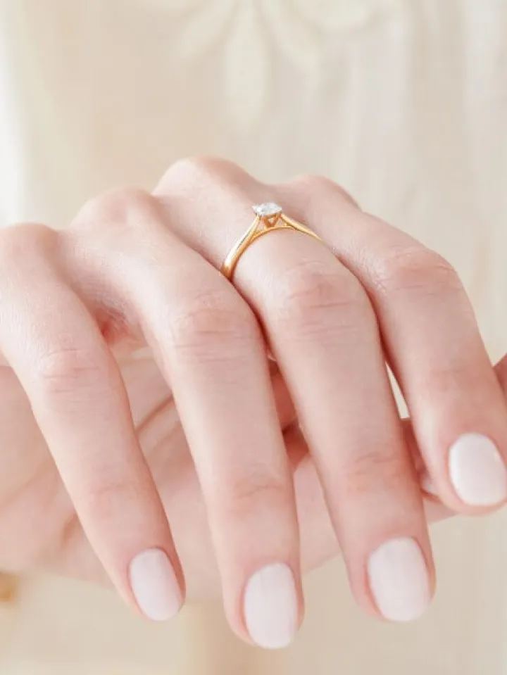 Pierścionek z żółtego złota z brylantem - 0,18 ct - próba 750