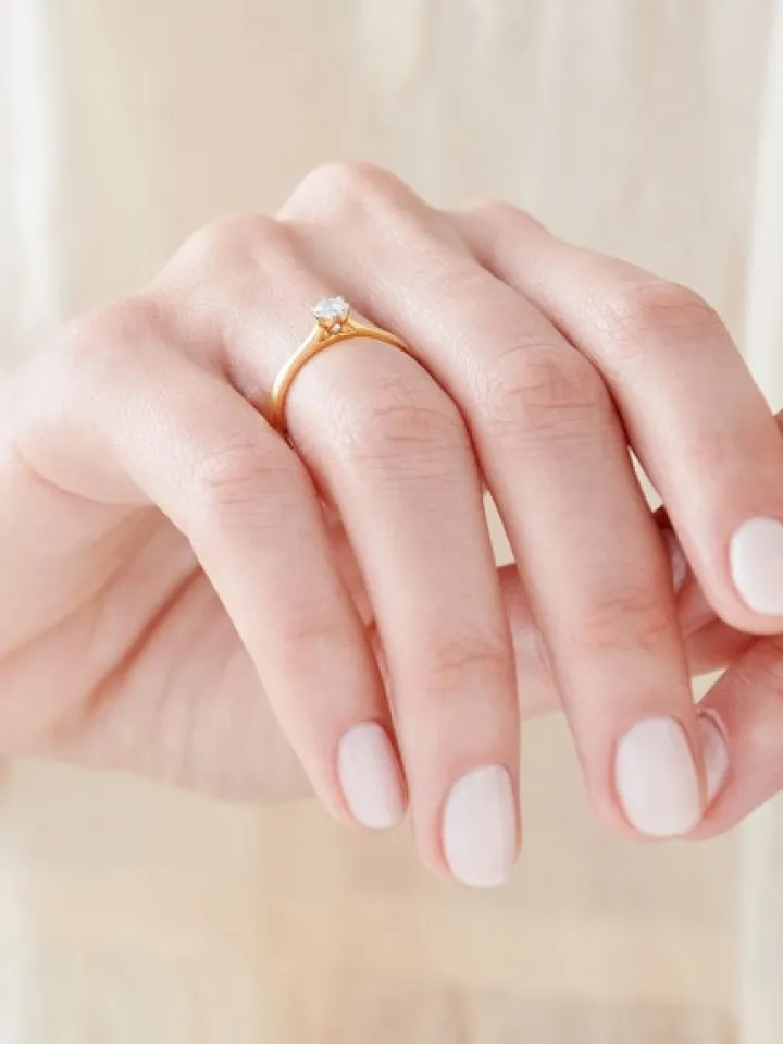 Pierścionek z żółtego złota z brylantem - 0,18 ct - próba 750