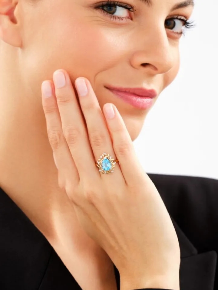 Pierścionek z żółtego złota z diamentami i topazem - próba 585