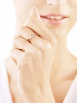 Pierścionek z żółtego złota z brylantami - 0,03 ct - próba 585