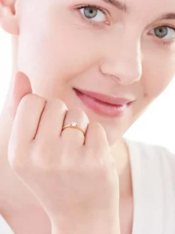 Pierścionek z żółtego złota z brylantem - 0,18 ct - próba 750