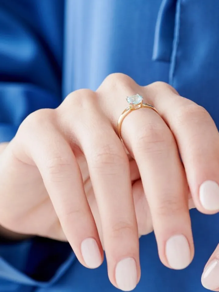 Pierścionek z żółtego złota z diamentami i topazem Sky Blue - próba 375