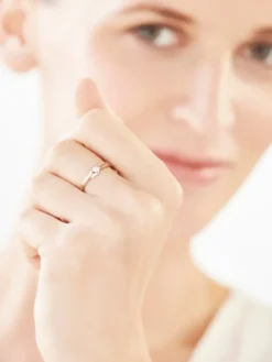 Pierścionek z żółtego złota z brylantem - 0,05 ct - próba 585