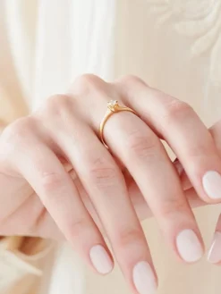 Pierścionek z żółtego złota z brylantem - 0,09 ct - próba 585