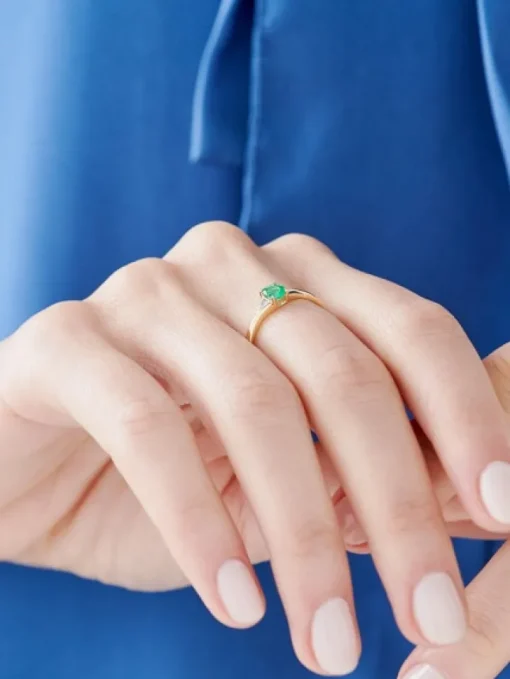 Pierścionek z żółtego złota z diamentami i szmaragdem - próba 585