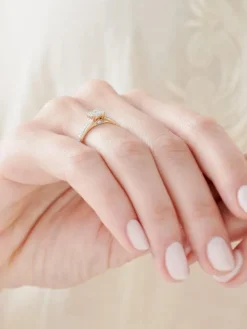 Pierścionek z żółtego złota z diamentami - 0,15 ct - próba 585
