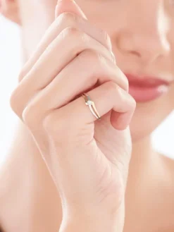 Pierścionek z żółtego złota z brylantem - 0,006 ct - próba 375