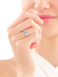 Pierścionek z żółtego złota z brylantami i topazem - próba 585