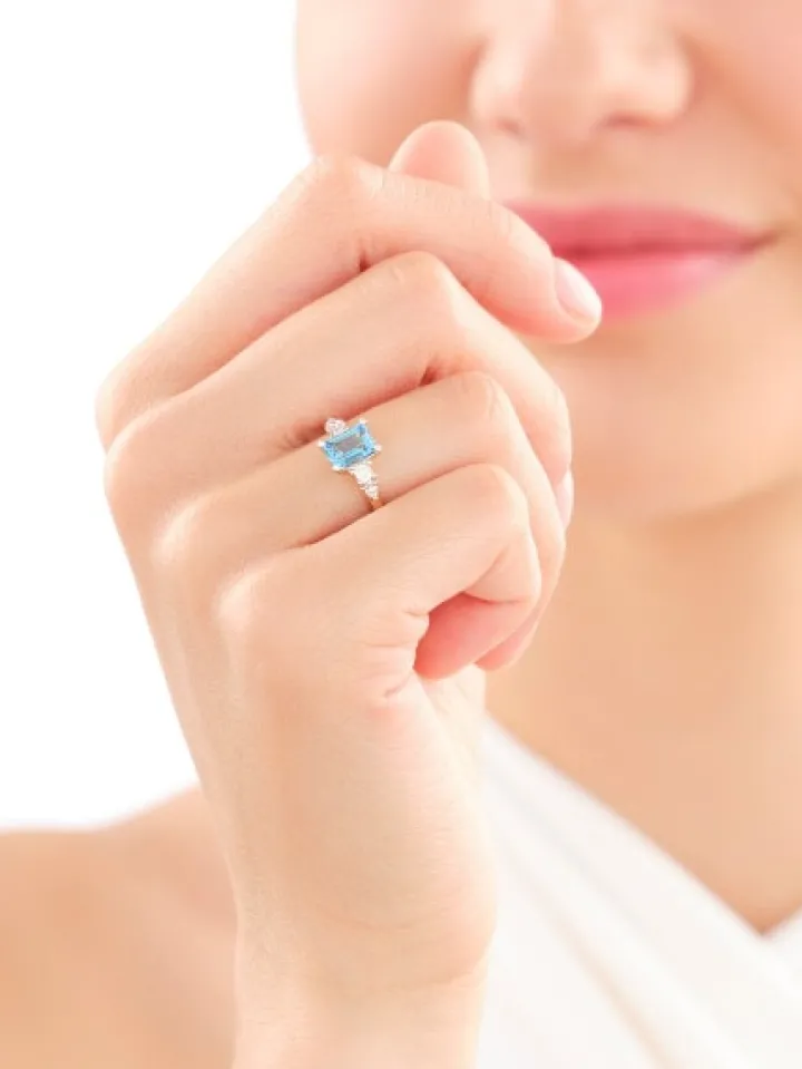 Pierścionek z żółtego złota z brylantami i topazem - próba 585