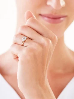 Pierścionek z żółtego złota z diamentami i topazem Sky Blue - próba 375