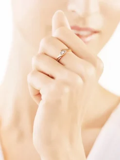 Pierścionek z żółtego złota z diamentami i onyksem - liście - próba 585