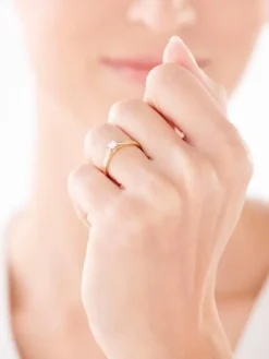 Pierścionek z żółtego złota z brylantem - 0,18 ct - próba 585