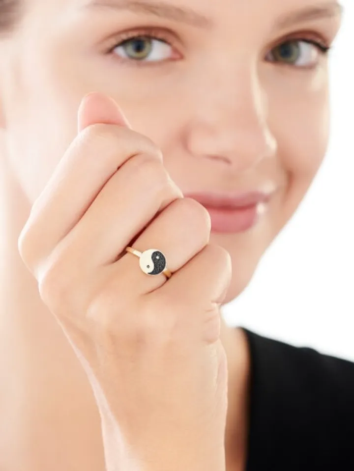 Pierścionek z żółtego złota z brylantami - yin yang - 0,16 ct - próba 585