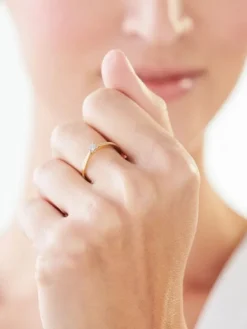 Pierścionek z żółtego złota z diamentem - 0,003 ct - próba 375