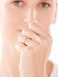 Pierścionek z żółtego złota z diamentami - 0,01 ct - próba 375