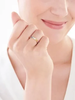 Pierścionek z żółtego złota z brylantem i kamieniami ozdobnymi - próba 585