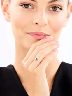 Pierścionek z żółtego złota z brylantami i szafirem - próba 585