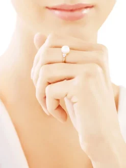 Pierścionek z żółtego złota z brylantami i perłą - próba 375