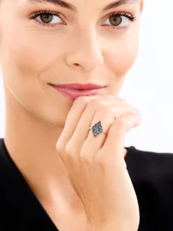 Pierścionek z żółtego złota z czarnymi brylantami i topazami London Blue - próba 585