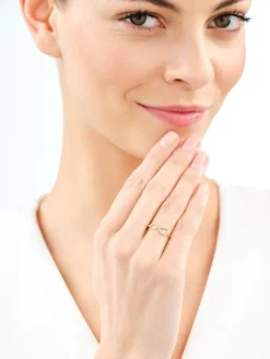 Pierścionek z żółtego złota z diamentami - nieskończoność, serce - 0,01 ct - próba 375