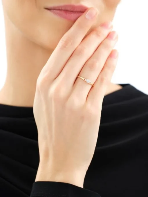 Pierścionek z żółtego złota z diamentami - 0,04 ct - próba 375