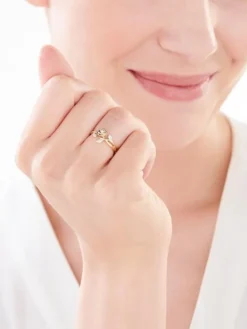 Pierścionek z żółtego złota z diamentami - róża - 0,04 ct - próba 375