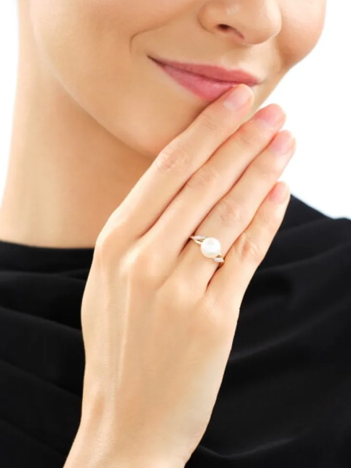 Pierścionek z żółtego złota z diamentami i perłą - próba 585