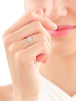 Pierścionek z żółtego złota z diamentami i topazem Sky Blue - próba 375