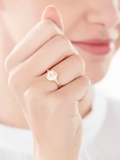 Pierścionek z żółtego złota z diamentami - sygnet  - róża - 0,006 ct - próba 585