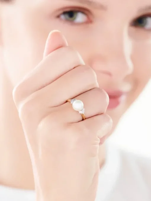 Pierścionek z żółtego złota z diamentami i perłą - próba 585