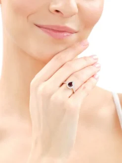 Pierścionek z żółtego złota z brylantami i granatem - próba 585