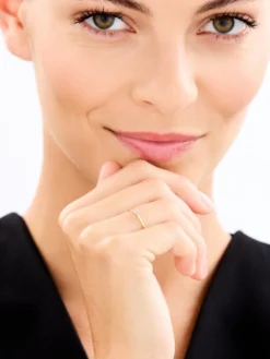 Pierścionek z żółtego złota z diamentem - 0,02 ct - próba 375