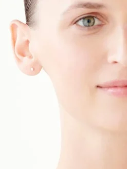 Pojedynczy srebrny kolczyk - kulka