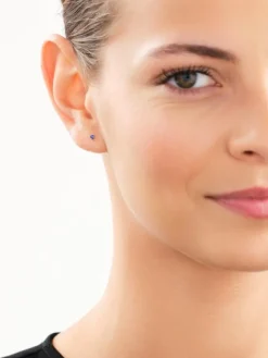 Pojedynczy srebrny kolczyk z cyrkonią