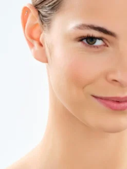 Pojedynczy złoty kolczyk z cyrkoniami do piercingu