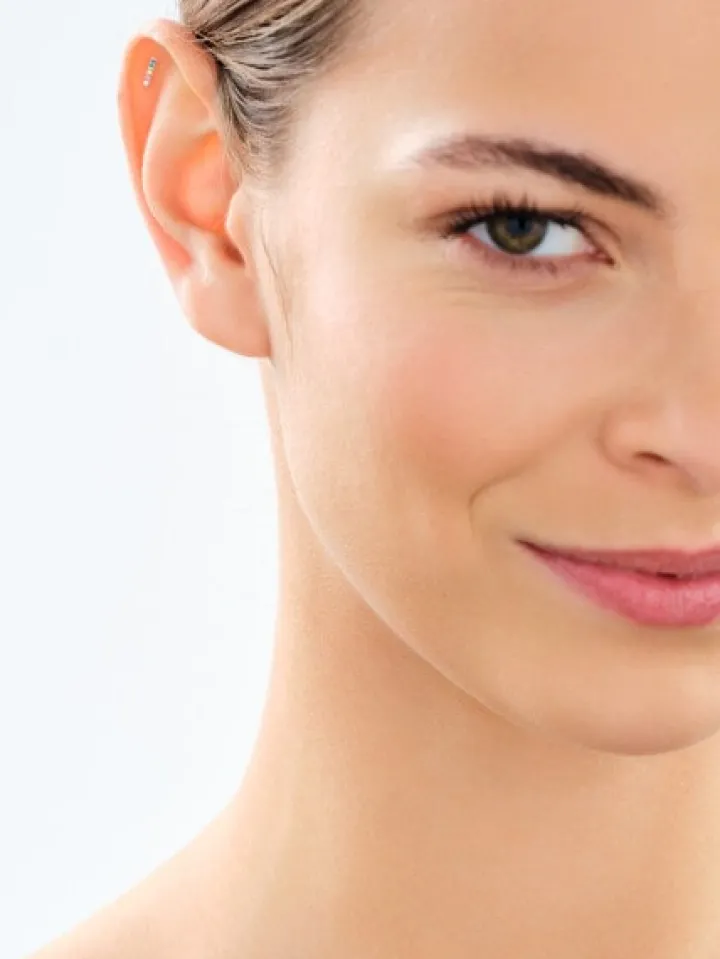 Pojedynczy złoty kolczyk z cyrkoniami do piercingu