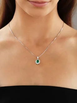 Zawieszka z białego złota z brylantami i szmaragdem - próba 585