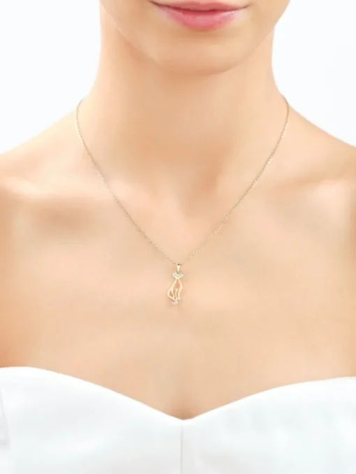 Zawieszka z żółtego złota z diamentami - kot - 0,02 ct - próba 375