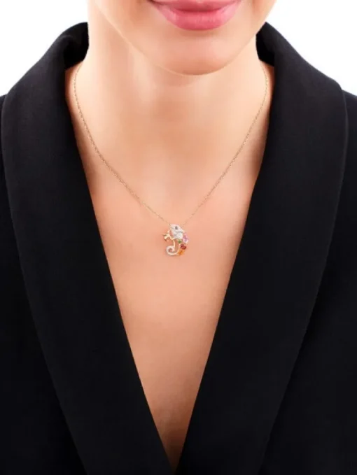 Zawieszka z żółtego złota z diamentami, kamieniami szlachetnymi i ozdobnymi - kameleon - 0,14 ct - próba 585