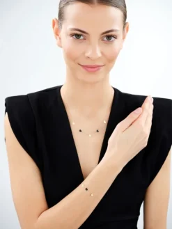 Złota bransoletka z onyksem syntetycznym - serca