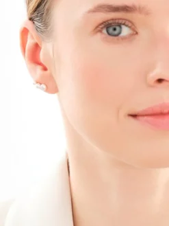 Złota nausznica z perłami