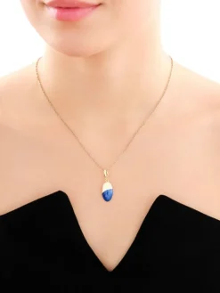 Złota zawieszka z emalią