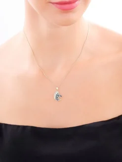 Złota zawieszka z emalią - zebra