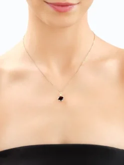 Złota zawieszka z granatem