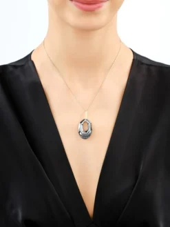 Złota zawieszka z kryształem syntetycznym